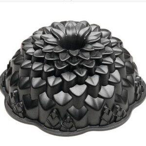 Platinum Collection Nordic Ware Chrysanthemum Bundt Pan